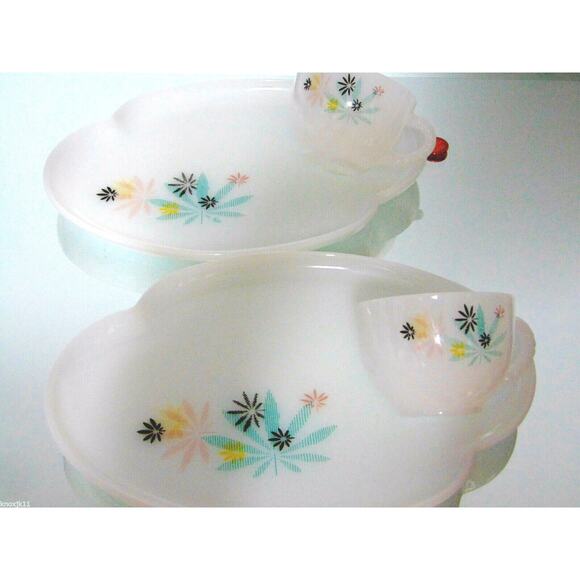 VTG 4PC Milk Glass Child SNACK SETS Plates Cups Flower Design Mid Century Modern - Picture 11 of 12
